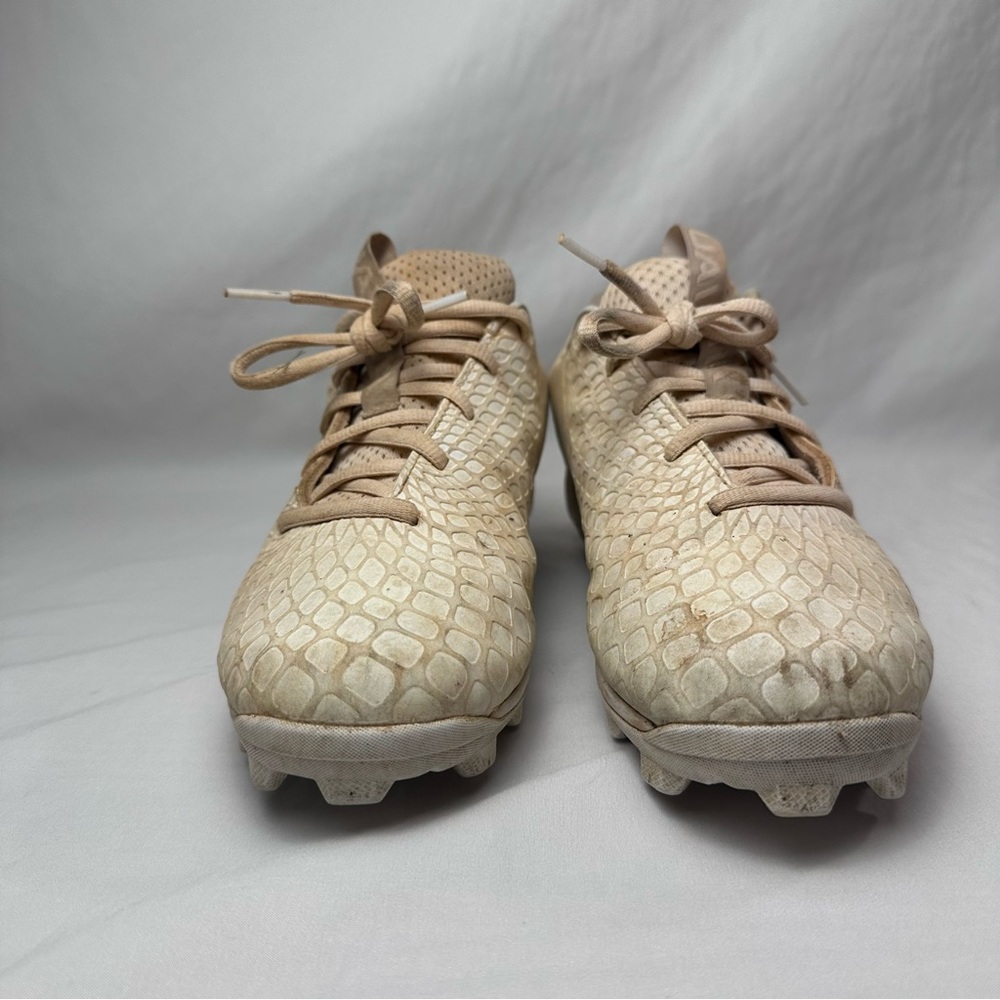 Under Armour Women’s White Softball Cleats – Size 8 ⚾🤍✨